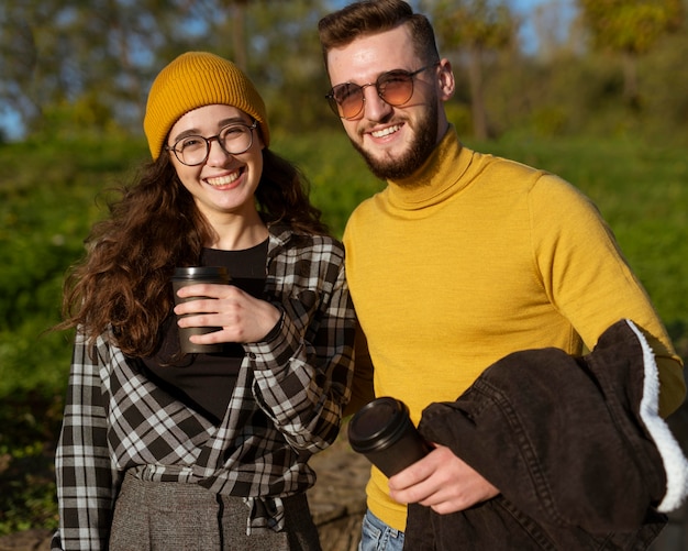 Foto gratuita amigos hermosos y felices en el parque