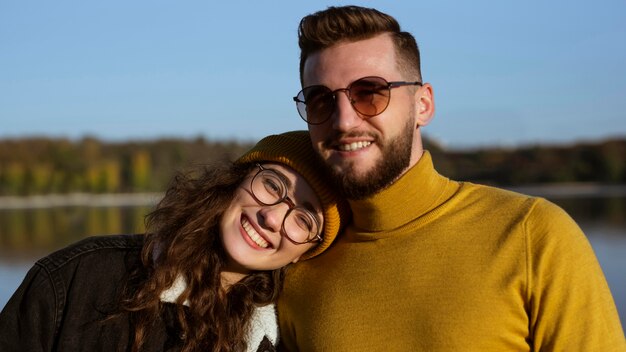 Foto gratuita amigos hermosos y felices en el parque