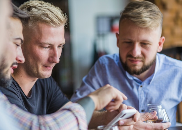 Foto gratuita amigos hombres discutiendo en el teléfono móvil