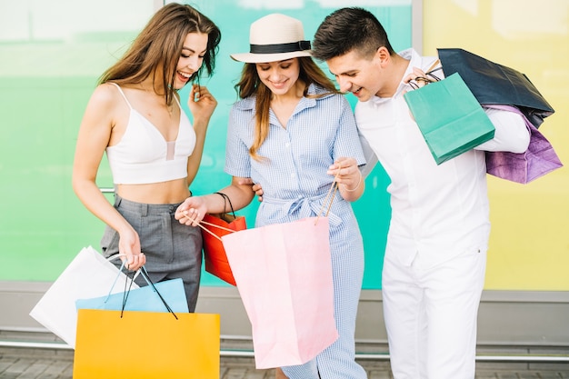 Amigos inspeccionando compras