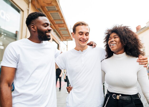 amigos interculturales abrazándose y caminando juntos