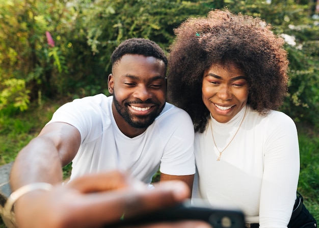 Amigos interculturales al aire libre tomando selfie