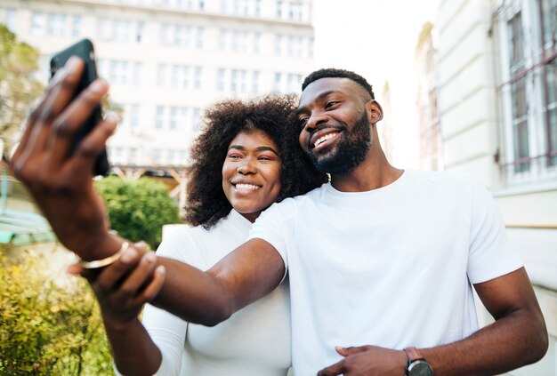 Amigos interculturales al aire libre tomando selfie