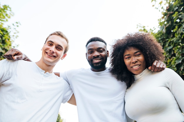 Foto gratuita amigos interculturales mirando a cámara