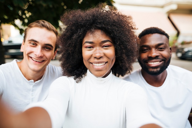 Amigos interculturales sonriendo a la cámara