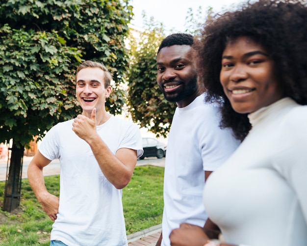 Amigos interculturales sonrientes mirando a cámara