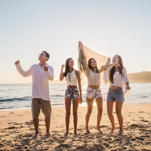 Foto gratuita amigos jóvenes en la celebración del verano