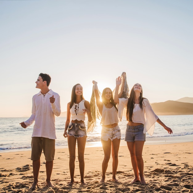 Amigos jóvenes celebrando el verano