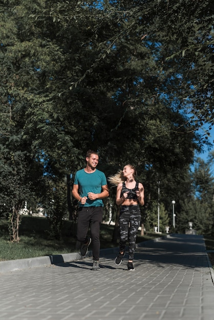 Amigos jóvenes corriendo en el parque