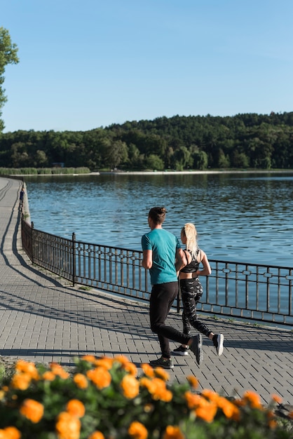 Foto gratuita amigos jóvenes corriendo en el parque