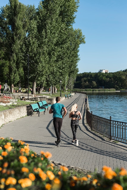 Amigos jóvenes corriendo en el parque