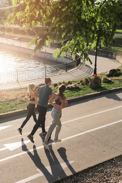 Foto gratuita amigos jóvenes corriendo en el parque