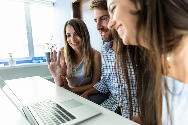 Foto gratuita amigos jóvenes disfrutando de las nuevas tecnologías