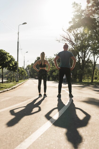 Amigos jóvenes entrenando en el parque