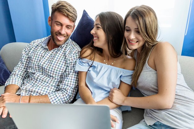 Amigos jóvenes realizando una videoconferencia