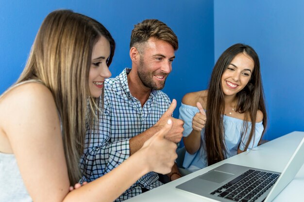 Amigos jóvenes realizando una videoconferencia