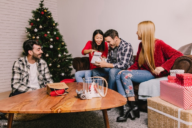 Amigos jóvenes regalándose