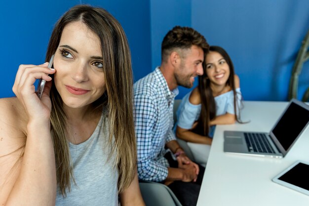 Amigos jóvenes trabajando con dispositivos