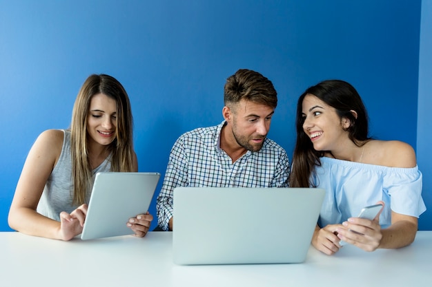 Foto gratuita amigos jóvenes trabajando con tecnología