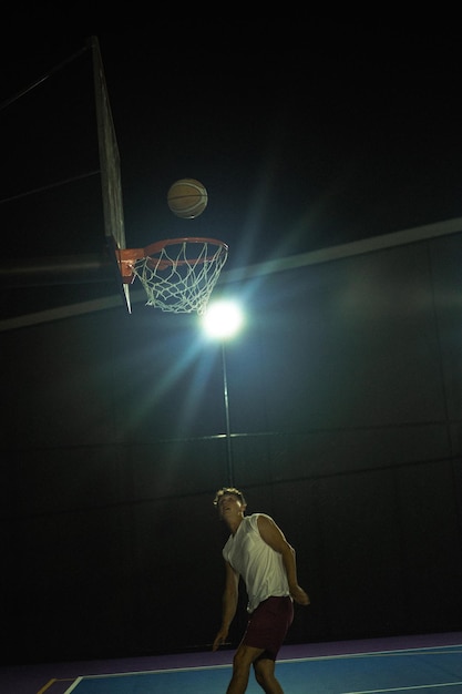 Los amigos juegan al baloncesto. Los jóvenes juegan al baloncesto en la calle.