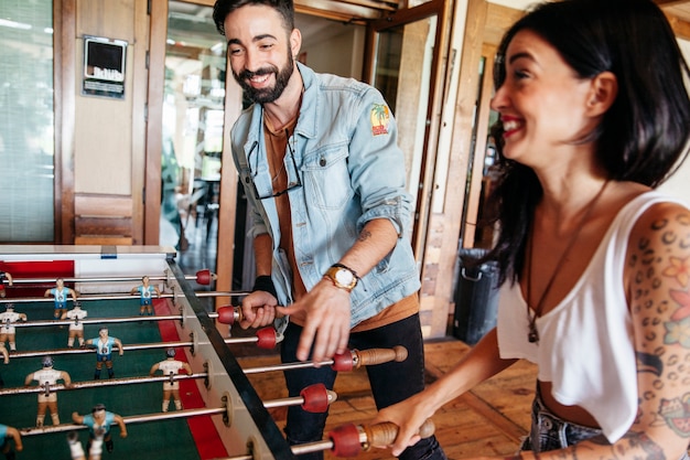 Amigos jugando al fútbol de mesa