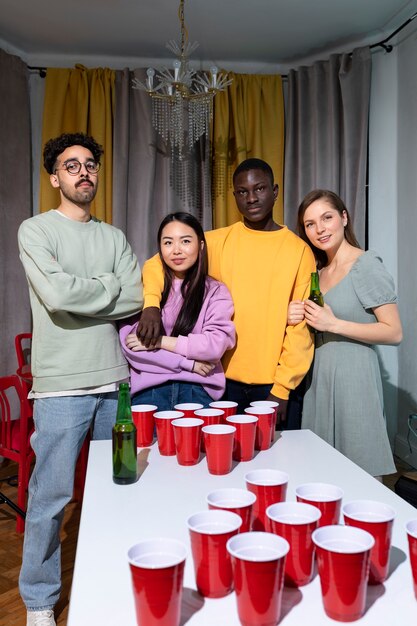 Amigos jugando al pong de cerveza