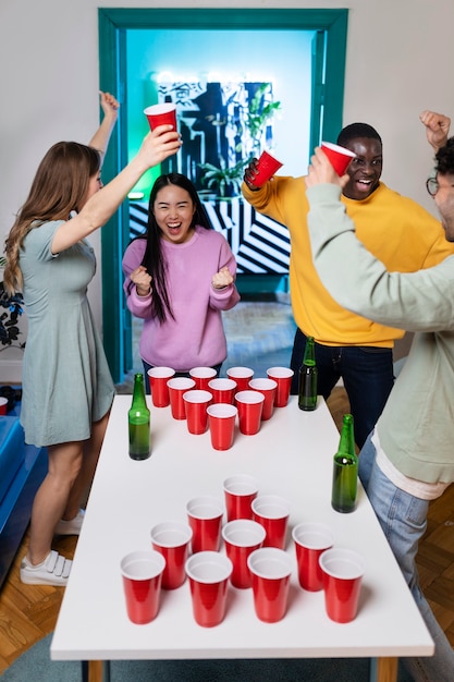 Foto gratuita amigos jugando al pong de cerveza