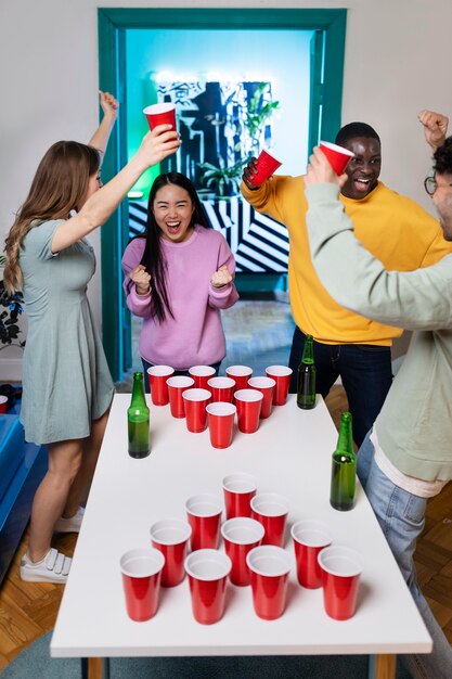 Amigos jugando al pong de cerveza