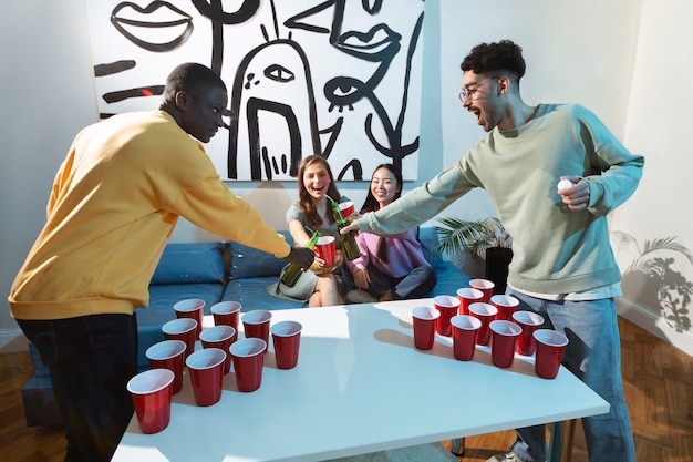 Amigos jugando al pong de cerveza