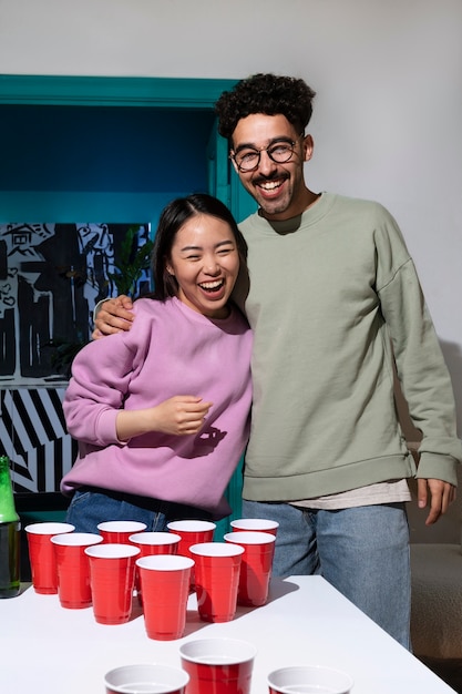 Amigos jugando al pong de cerveza