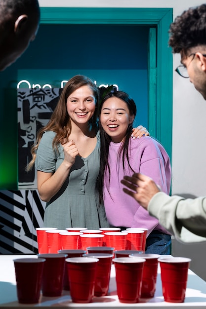 Amigos jugando al pong de cerveza