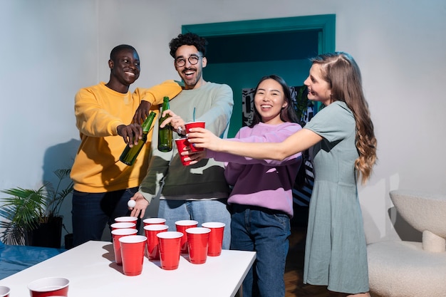 Amigos jugando al pong de cerveza