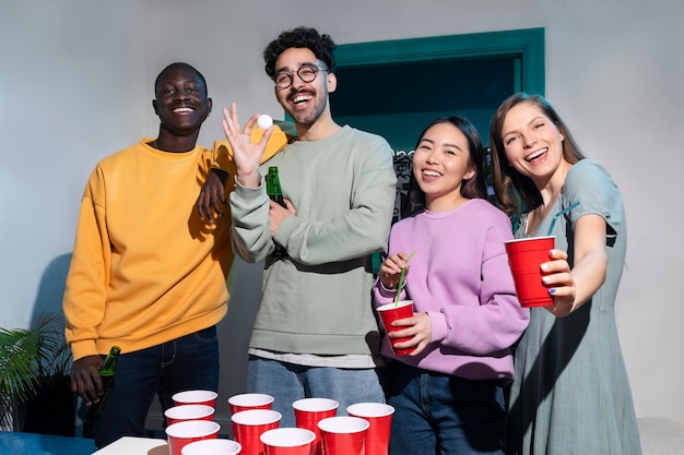 Foto gratuita amigos jugando al pong de cerveza