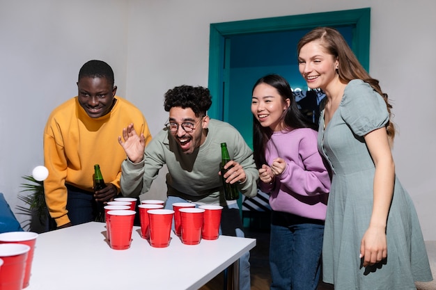 Amigos jugando al pong de cerveza