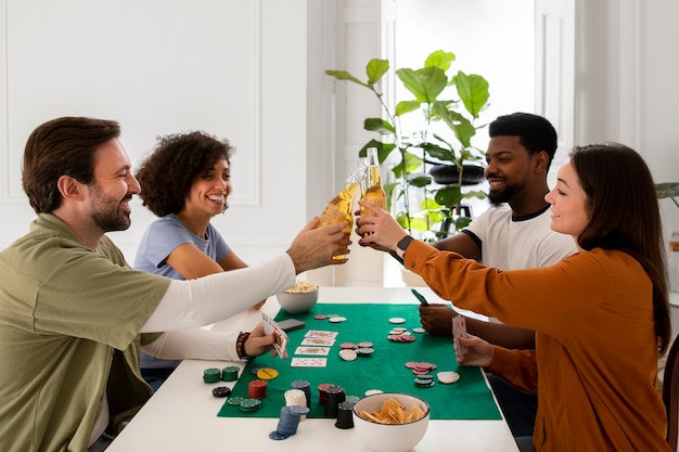 Amigos jugando al póquer juntos y celebrando