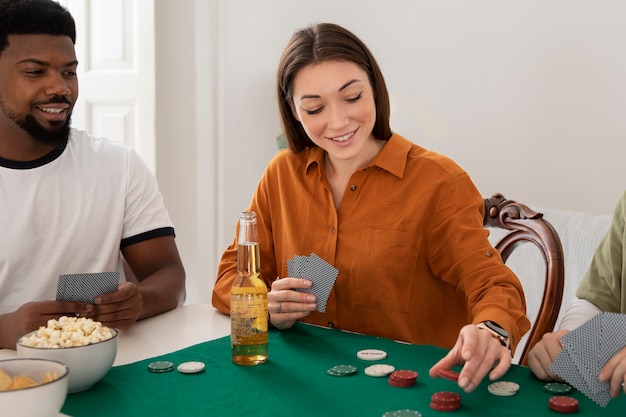Amigos jugando al póquer juntos