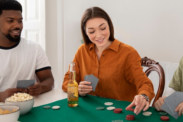 Amigos jugando al póquer juntos