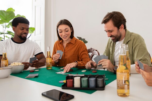 Amigos jugando al póquer juntos