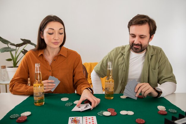 Amigos jugando al póquer juntos