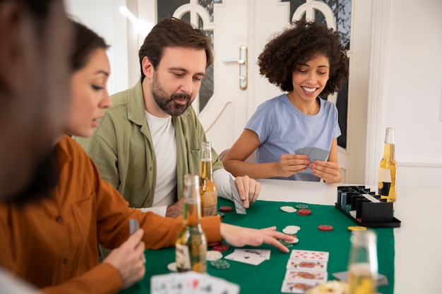 Foto gratuita amigos jugando al póquer juntos