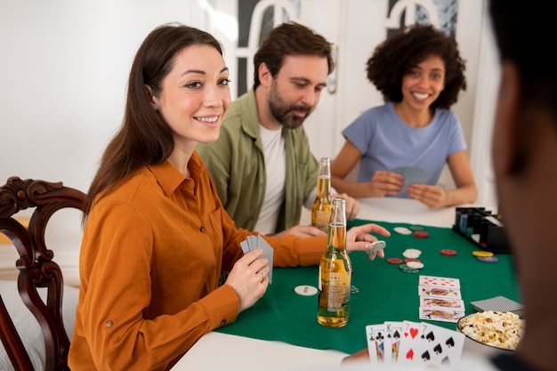 Amigos jugando al póquer juntos