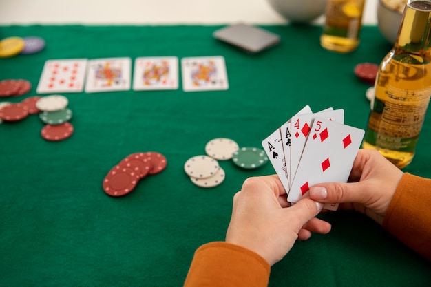 Amigos jugando al póquer juntos