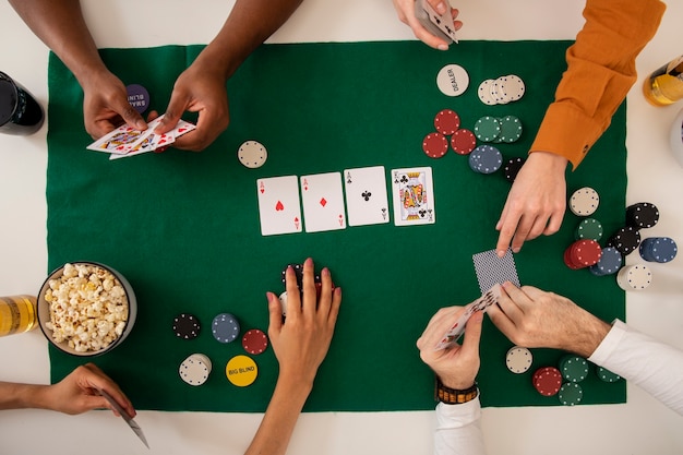 Foto gratuita amigos jugando al póquer juntos