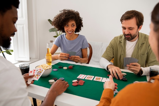 Foto gratuita amigos jugando al póquer juntos