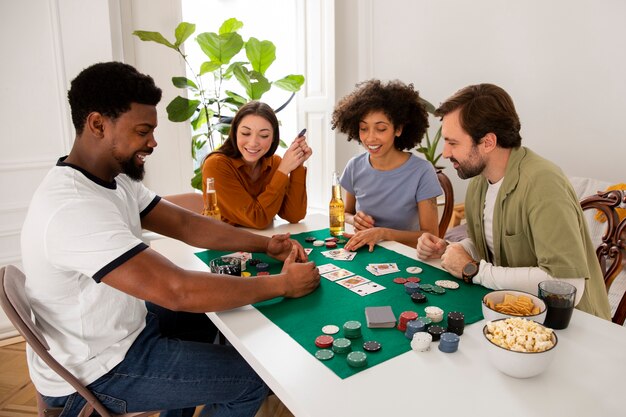 Amigos jugando al póquer juntos