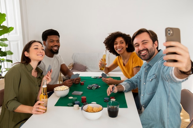 Foto gratuita amigos jugando al póquer juntos