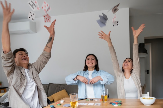 Foto gratuita amigos jugando al póquer juntos