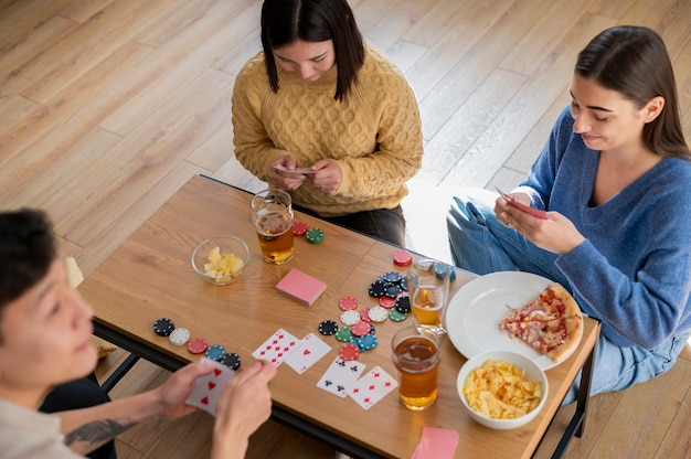 Foto gratuita amigos jugando al póquer juntos