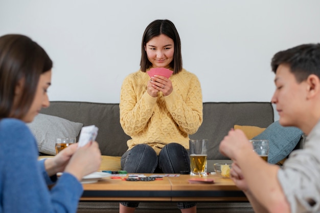 Amigos jugando al póquer juntos