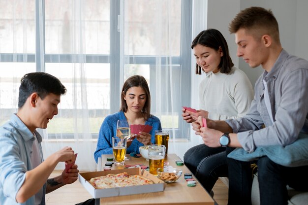 Amigos jugando al póquer juntos